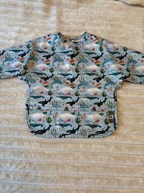 Kindthing Wildwoven Long-Sleeve Smock Bib 🐋🌊 – Fintastic friends Print